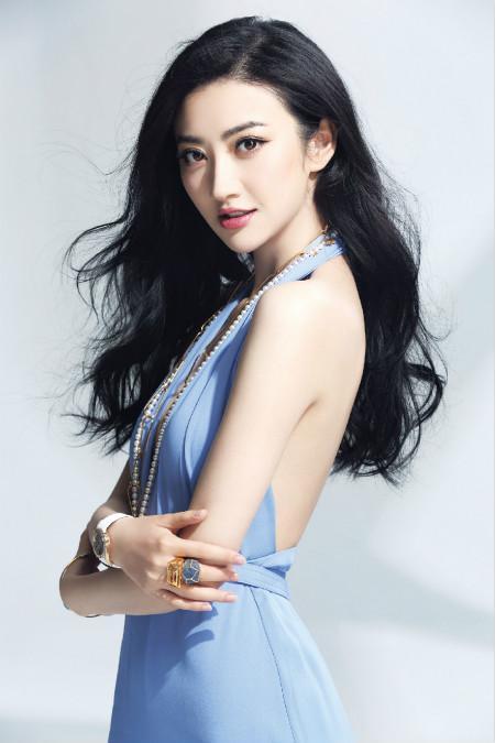 霸王花演员演绎科技新纪元，体验最前沿的高科技产品风采