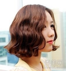 女性最新短发烫发型图片，时尚潮流的多样展现